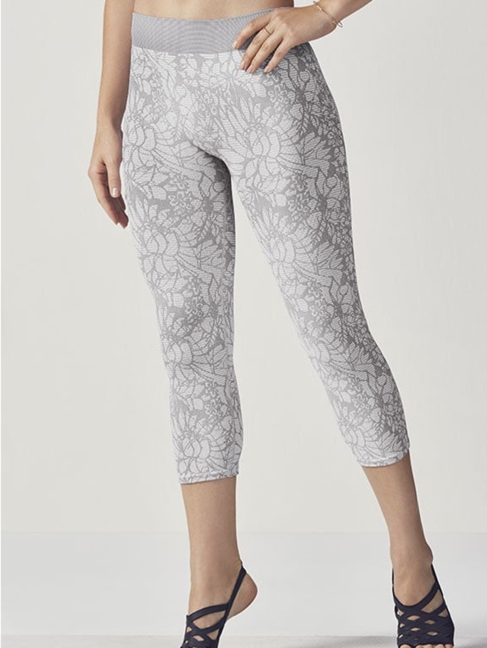 Fabletics stone white jacquard Capri leggings size XS